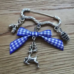 1 Brosche/ Kiltnadel mit 3 Trachtenanhängern und Schleife
