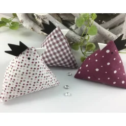 3 Dekohühner aus Stoff – Frühlingsdeko, handgenäht, beere/weiß