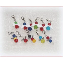 1 Engelchen in Länderfarben als Anhänger, Charm Engel mit Karabiner