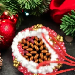 : Entdecken Sie 7 cm große Weihnachtswichtel mit befüllbarem Anhänger in rot für einzigartige Geschenke