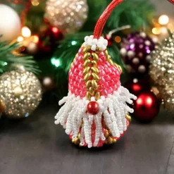 : Entdecken Sie 7 cm große Weihnachtswichtel mit befüllbarem Anhänger in rot für einzigartige Geschenke