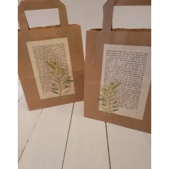 2 er Set Geschenktüten aus Kraftpapier verziert mit alter Buchseite & Olivenzweigen