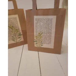 2 er Set Geschenktüten aus Kraftpapier verziert mit alter Buchseite & Olivenzweigen