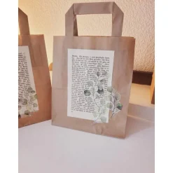 2 er Set Geschenktüten aus Kraftpapier verziert mit alter Buchseite & Eukalyptus
