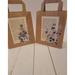 2 er Set Geschenktüten aus Kraftpapier verziert mit alter Buchseite & Wiesenblumen