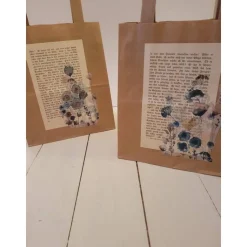 2 er Set Geschenktüten aus Kraftpapier verziert mit alter Buchseite & Wiesenblumen