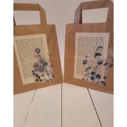 2 er Set Geschenktüten aus Kraftpapier verziert mit alter Buchseite & Wiesenblumen