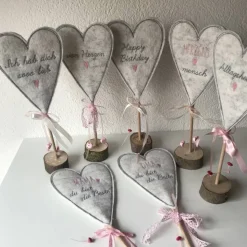 2 er Set Herzen auf Standfuß  in der Farbe ROSA - Tisch/Fenster Dekoration aus 100 % Wollfilz - für liebe Menschen