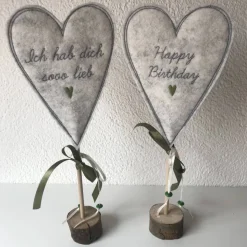 2 er Set Herzen auf Standfuß in der Farbe GRÜN - Tisch/Fenster Dekoration aus 100 % Wollfilz - für liebe Menschen