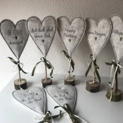 2 er Set Herzen auf Standfuß in der Farbe GRÜN - Tisch/Fenster Dekoration aus 100 % Wollfilz - für liebe Menschen