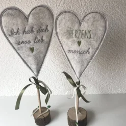 2 er Set Herzen auf Standfuß in der Farbe GRÜN - Tisch/Fenster Dekoration aus 100 % Wollfilz - für liebe Menschen