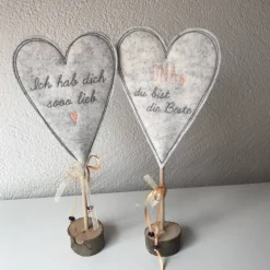 2 er Set Herzen auf Standfuß  in der Farbe APRICOT - Tisch/Fenster Dekoration aus 100 % Wollfilz - für liebe Menschen