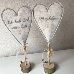 2 er Set Herzen auf Standfuß  in der Farbe APRICOT - Tisch/Fenster Dekoration aus 100 % Wollfilz - für liebe Menschen