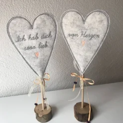 2 er Set Herzen auf Standfuß  in der Farbe APRICOT - Tisch/Fenster Dekoration aus 100 % Wollfilz - für liebe Menschen