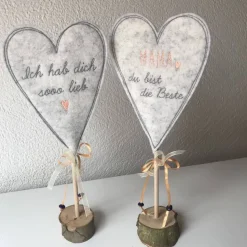 2 er Set Herzen auf Standfuß  in der Farbe APRICOT - Tisch/Fenster Dekoration aus 100 % Wollfilz - für liebe Menschen