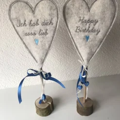 2 er Set Herzen auf Standfuß  in der Farbe TÜRKIS - Tisch/Fenster Dekoration aus 100 % Wollfilz - für liebe Menschen