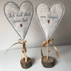 2 er Set Herzen auf Standfuß  in der Farbe COGNAC - Tisch/Fenster Dekoration aus 100 % Wollfilz - für liebe Menschen