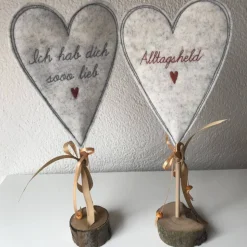 2 er Set Herzen auf Standfuß  in der Farbe COGNAC - Tisch/Fenster Dekoration aus 100 % Wollfilz - für liebe Menschen