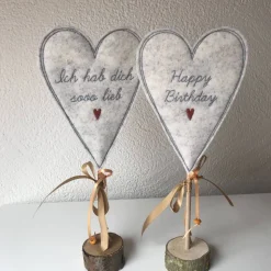 2 er Set Herzen auf Standfuß  in der Farbe COGNAC - Tisch/Fenster Dekoration aus 100 % Wollfilz - für liebe Menschen