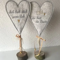 2 er Set Herzen auf Standfuß in der Farbe SENF  - Tisch/Fenster Dekoration aus 100 % Wollfilz - für liebe Menschen