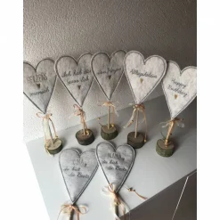 2 er Set Herzen auf Standfuß in der Farbe SENF  - Tisch/Fenster Dekoration aus 100 % Wollfilz - für liebe Menschen