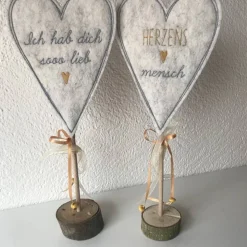 2 er Set Herzen auf Standfuß in der Farbe SENF  - Tisch/Fenster Dekoration aus 100 % Wollfilz - für liebe Menschen