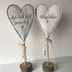 2 er Set Herzen auf Standfuß in der Farbe SENF  - Tisch/Fenster Dekoration aus 100 % Wollfilz - für liebe Menschen