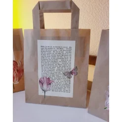 3 erlei Geschenktüten aus Kraftpapier verziert mit alter Buchseite & Blüten