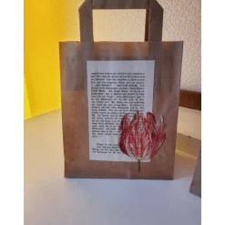 3 erlei Geschenktüten aus Kraftpapier verziert mit alter Buchseite & Blüten