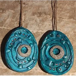 2 er-Set Ostereier GRÜNTÜRKIS Collage Acrylmalerei auf einem flachen Pappmachè-Ei Künstler-Ei Osterdeko