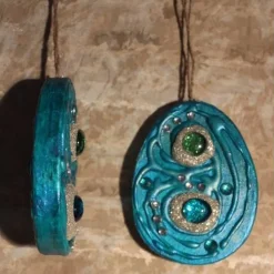 2 er-Set Ostereier GRÜNTÜRKIS Collage Acrylmalerei auf einem flachen Pappmachè-Ei Künstler-Ei Osterdeko