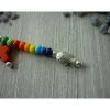 1 farbenfrohe Gastgeschenk / Charm mit Kreuz und Fisch / Regenbogenfarben