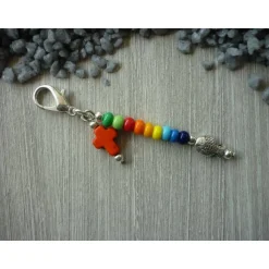 1 farbenfrohe Gastgeschenk / Charm mit Kreuz und Fisch / Regenbogenfarben