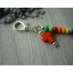 1 farbenfrohe Gastgeschenk / Charm mit Kreuz und Fisch / Regenbogenfarben