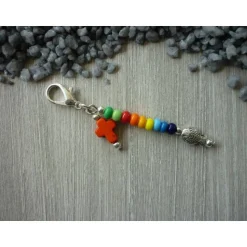 1 farbenfrohe Gastgeschenk / Charm mit Kreuz und Fisch / Regenbogenfarben