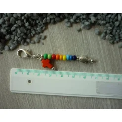 1 farbenfrohe Gastgeschenk / Charm mit Kreuz und Fisch / Regenbogenfarben