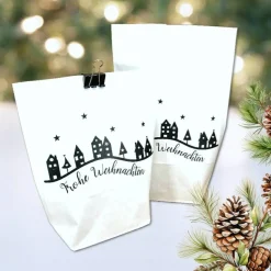 10 Geschenktüten weiß FROHE WEIHNACHTEN, große Kraftpapierbodenbeutel, mit Aufkleber Weihnachtsdorf