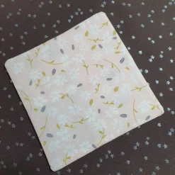 2 in eins, Weihnachtlicher Untersetzer und originelle Geschenkverpackung in hellen Tönen