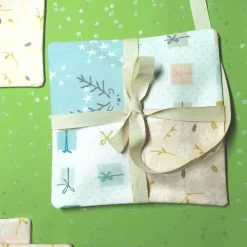 2 in eins, Weihnachtlicher Untersetzer und originelle Geschenkverpackung in hellen Tönen