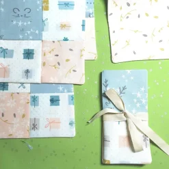 2 in eins, Weihnachtlicher Untersetzer und originelle Geschenkverpackung in hellen Tönen