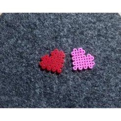 25 kleine Herzen als Streudeko für Eure Hochzeit aus Bügelperlen Streuherzen