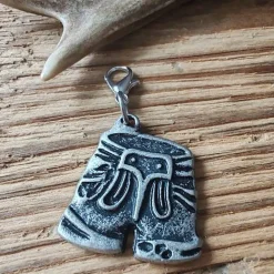 1 kleiner Charivarianhänger/ Trachtenanhänger "Lederhose", antik-silberfarben