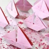 10 Origami Segelboote rosa – Tischdeko Konfirmation, Taufe, Hochzeit, Schiffe, Boote, Papierdeko mit Herzen