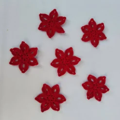 6 rote gehäkelte Sterne