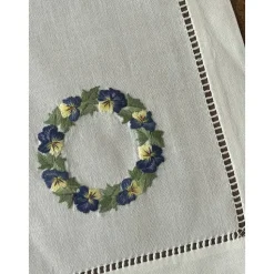 2 Stück Stoffservietten 40 x 40 cm, mit Stickerei und Lochsaum
