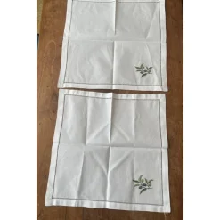 2 Stück Stoffservietten 40 x 40 cm, mit Stickerei und Lochsaum