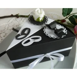 2 Tortenstücke in Schwarz/weiß für Geldgeschenk/Gastgeschenk mit Fliege und Röschen zur Hochzeit