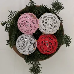 4 umhäkelte Weihnachtsbaumkugeln