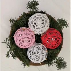 4 umhäkelte Weihnachtsbaumkugeln