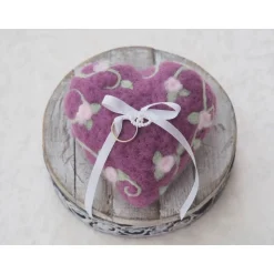 * WUNDERSCHÖNES RINGKISSEN * IN HERZFORM * HOCHZEIT * ACCESSOIRES * 100% WOLLE * REINE HANDARBE * Produkt #711351